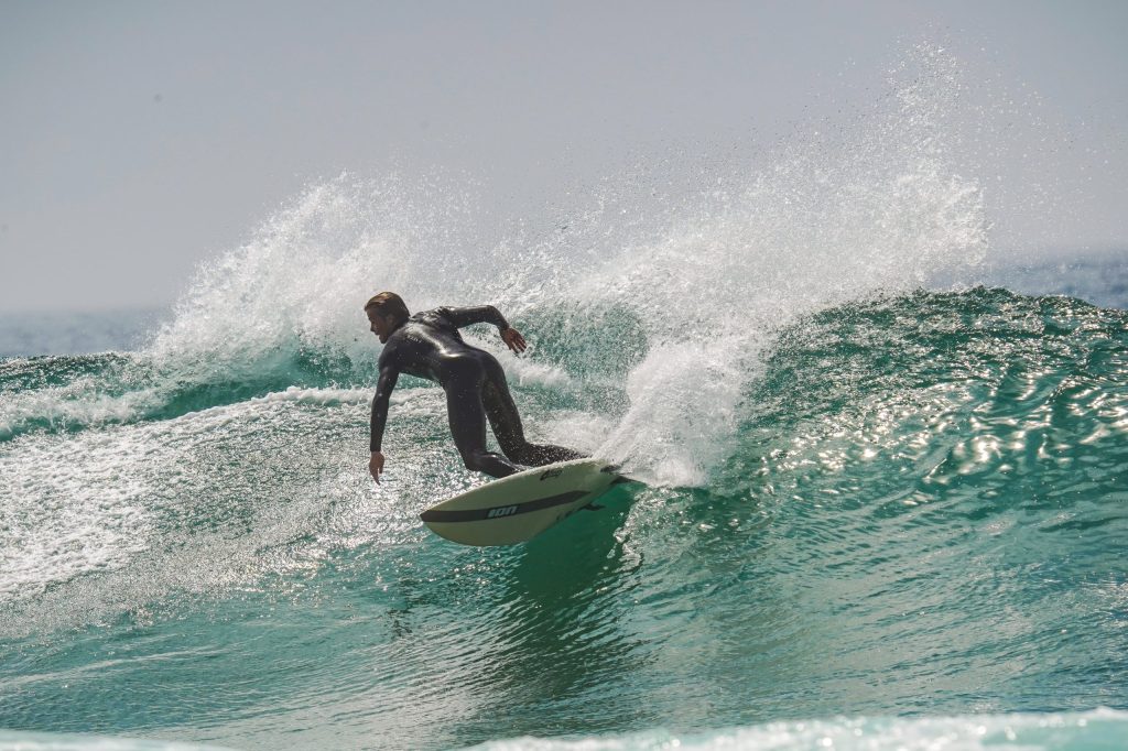 150_600_5_63_dgdnos_s021_Impression_Jurgen-Tapp_sufing_05-scaled